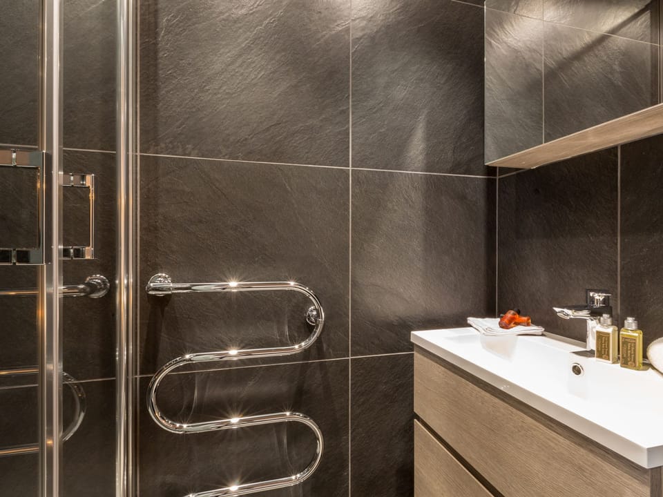 Stunning 2-Bedroom Condo with Wi-Fi, 2 Baths & Mountain Views in Central Val-d'Isère Apartment in Val dIsere