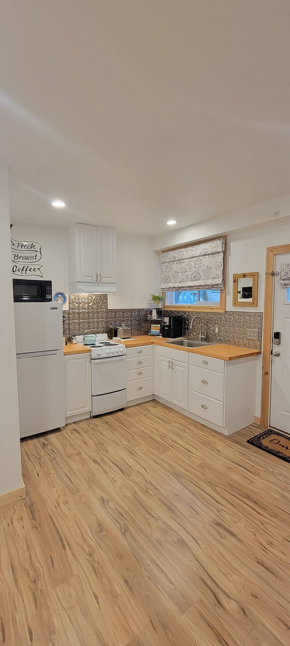 Perfect size kitchen for your stay. 