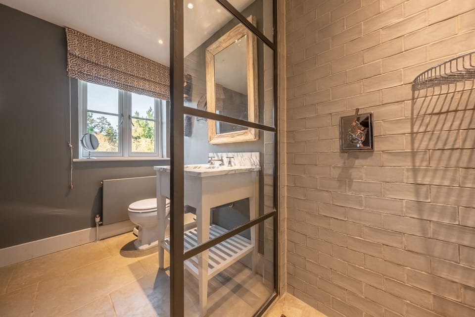 First floor: En-suite shower room
