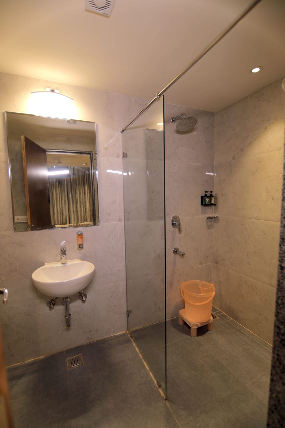Luxury Room | Bathroom | Shower, rainfall showerhead, free toiletries, slippers