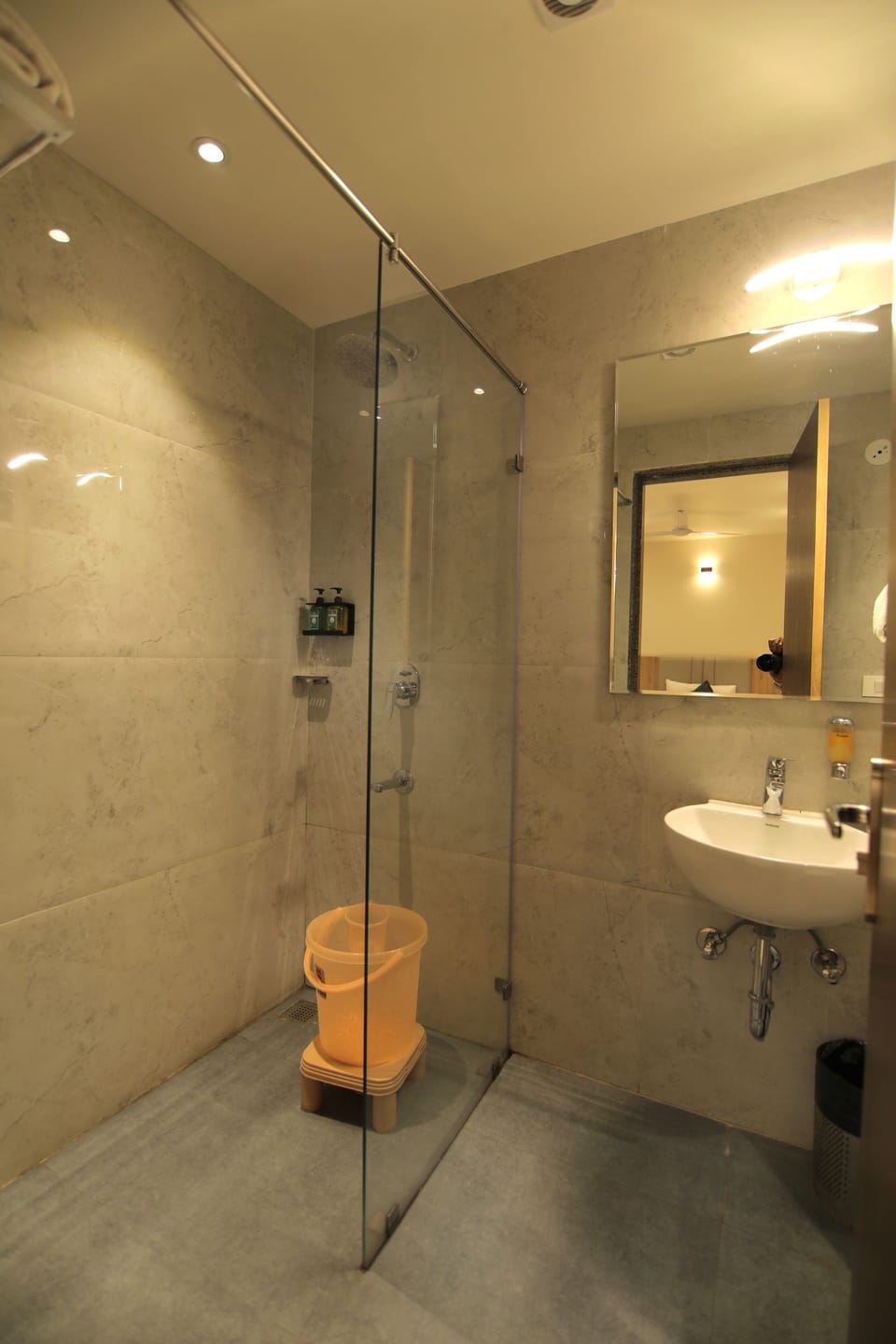 Shower, rainfall showerhead, free toiletries, slippers