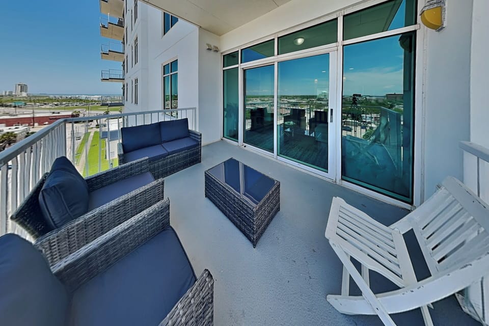 Condo (2 Bedrooms) | Property amenity