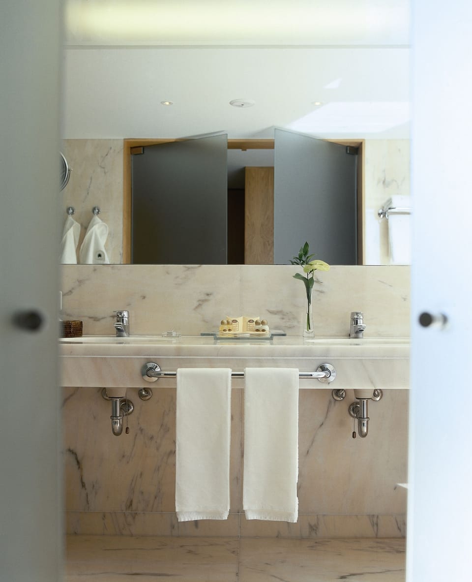 Deluxe Suite | Bathroom sink