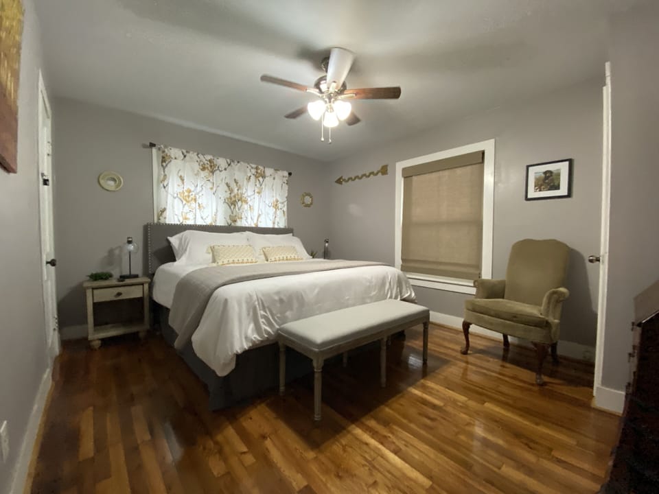 Bedroom 2-queen bed with smart tv