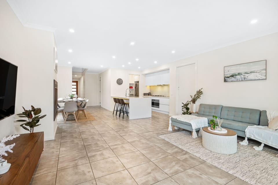 Sunlit spaces perfect for relaxing and spending time together ☀️🏡