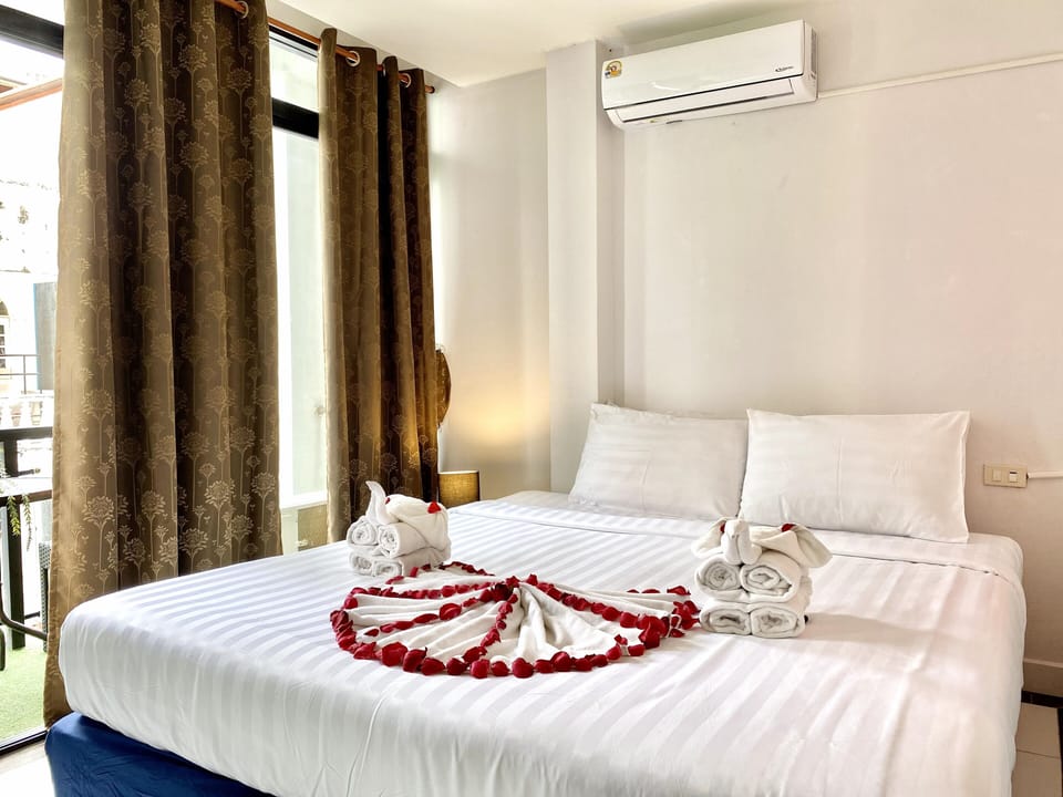 Deluxe Double Room, Balcony | Minibar, individually decorated, individually furnished, desk