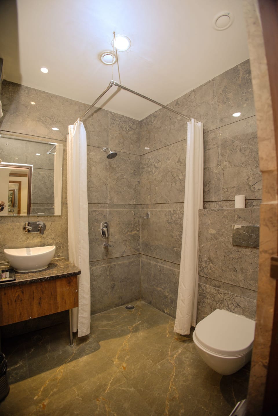 Shower, rainfall showerhead, free toiletries, hair dryer