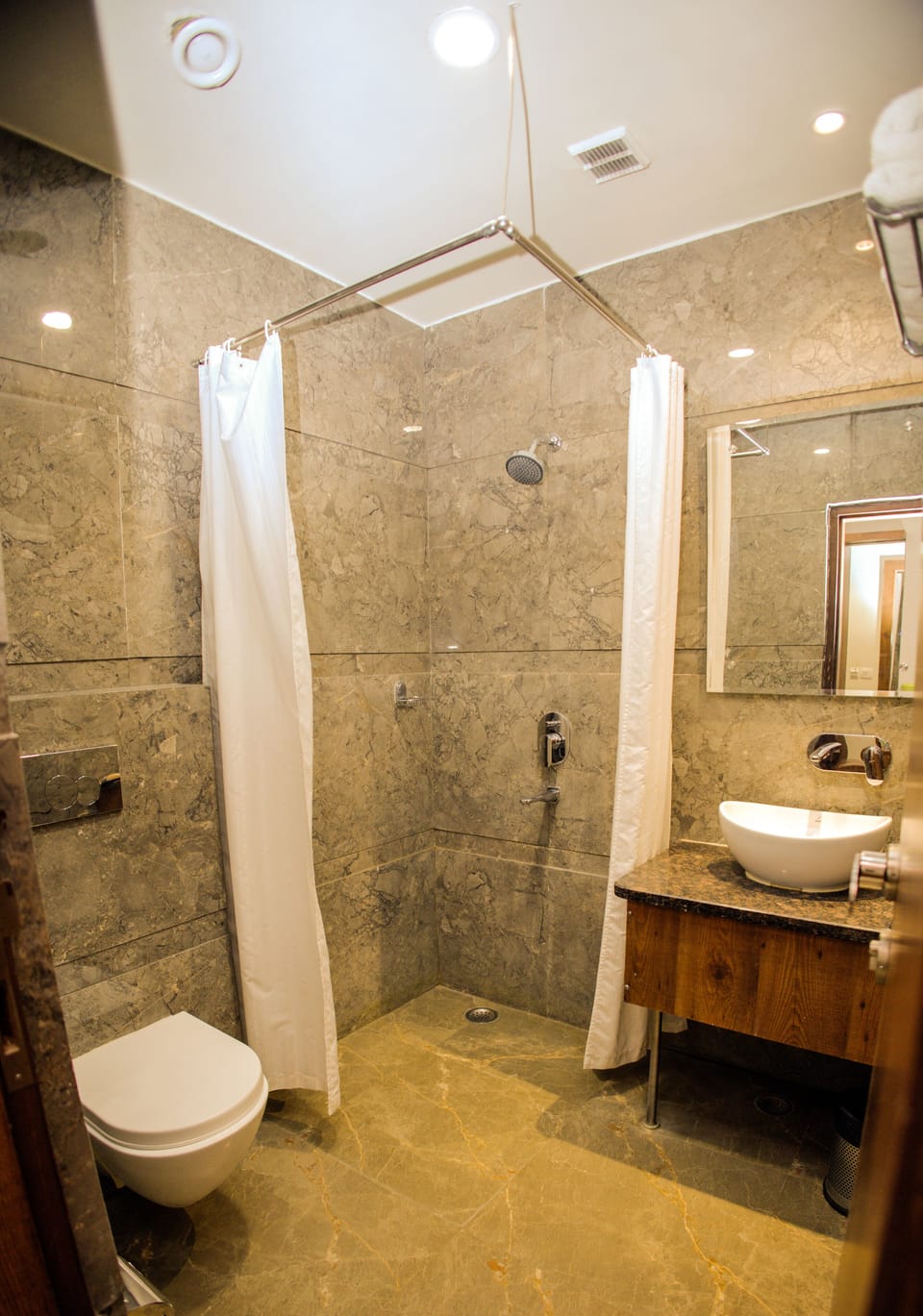 Shower, rainfall showerhead, free toiletries, hair dryer