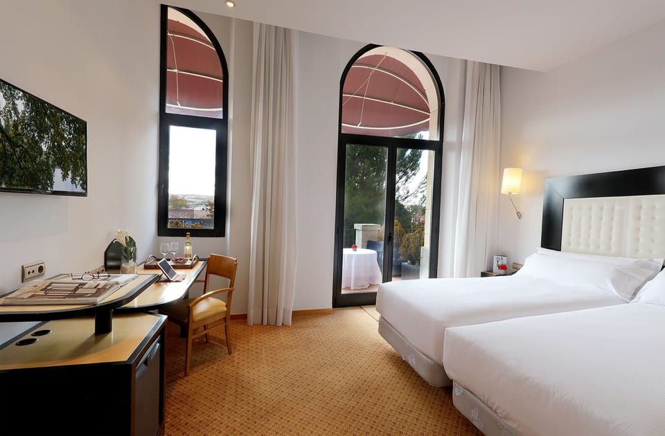 Deluxe Room | Minibar, in-room safe, desk, soundproofing