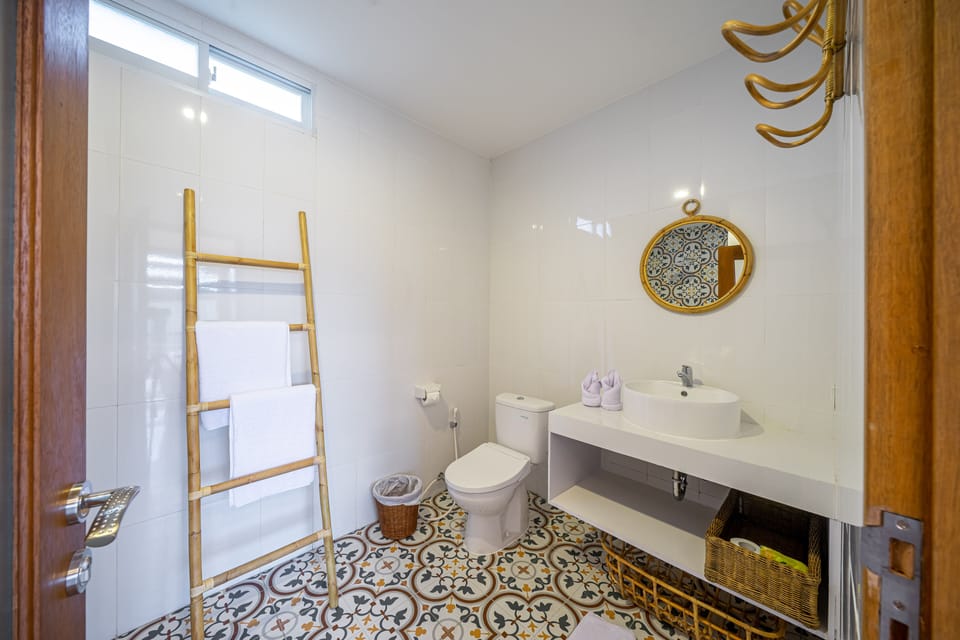 Deluxe Room, Non Smoking, Pool View | Bathroom | Shower, rainfall showerhead, free toiletries, hair dryer