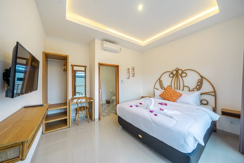 Deluxe Room, Non Smoking, Pool View | Down comforters, pillowtop beds, in-room safe, desk