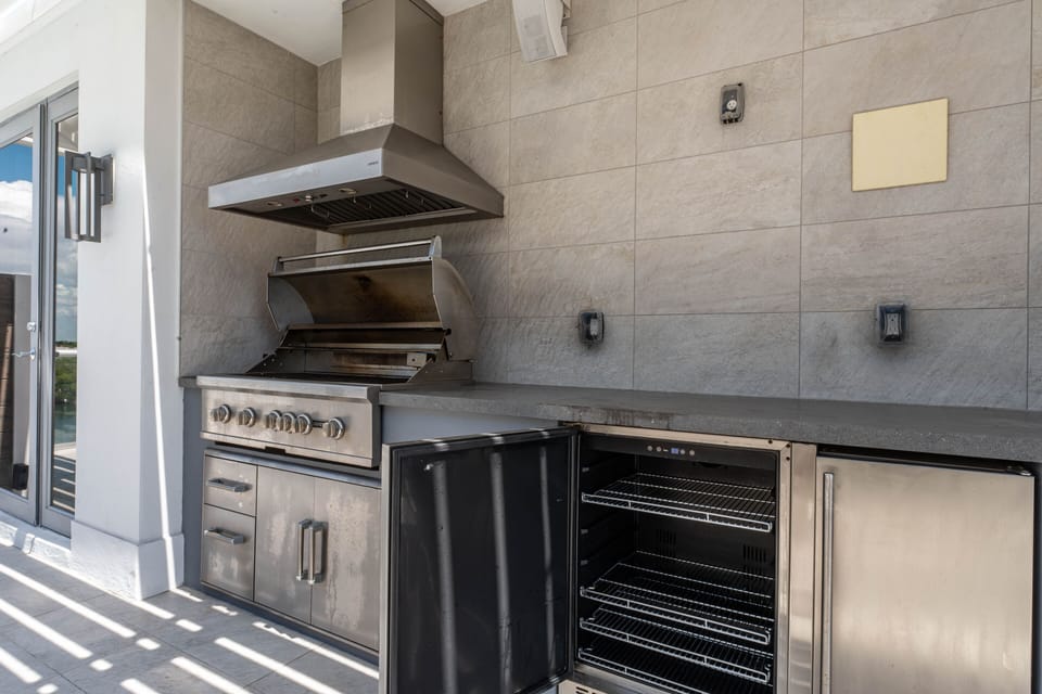 Outdoor kitchenette! 