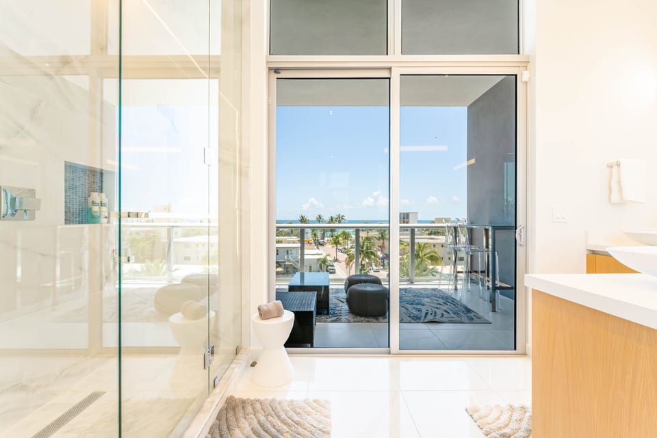 Master bedroom - bathroom with access to the balcony on the 4th floor
