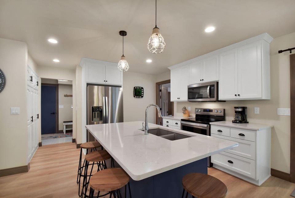 Big kitchen with lots of amenities