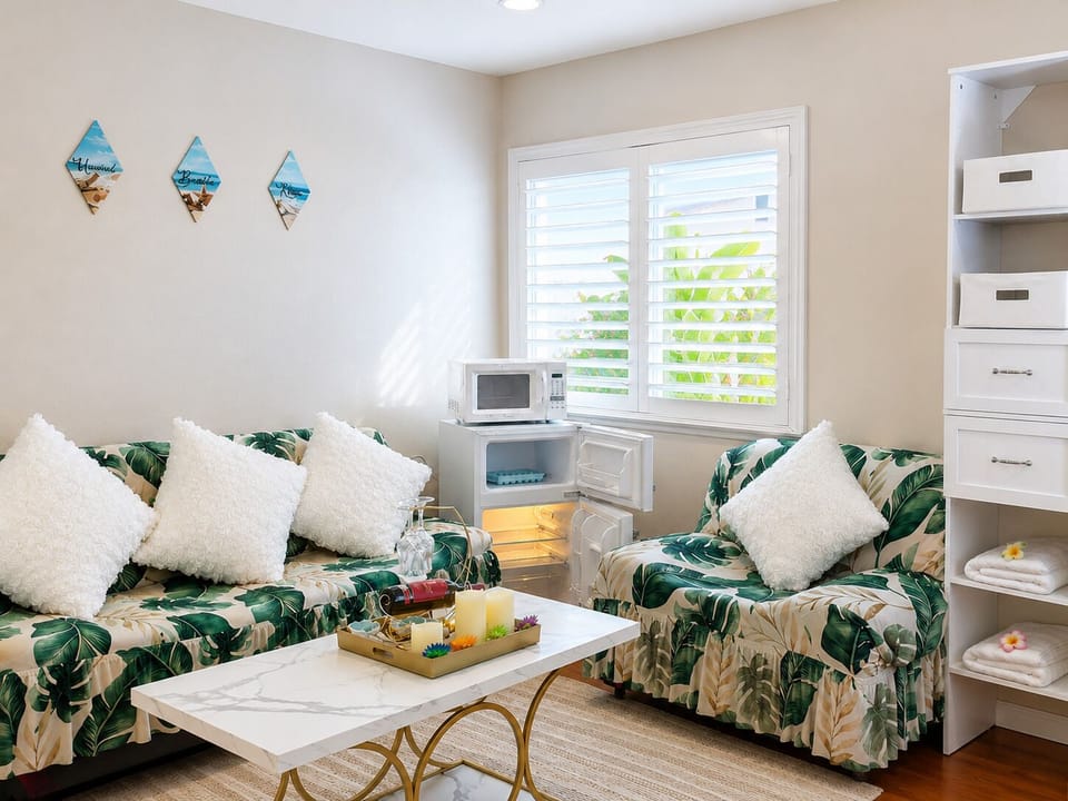 Private Deluxe Queen Room | 1 bedroom, desk, laptop workspace, iron/ironing board (on request)