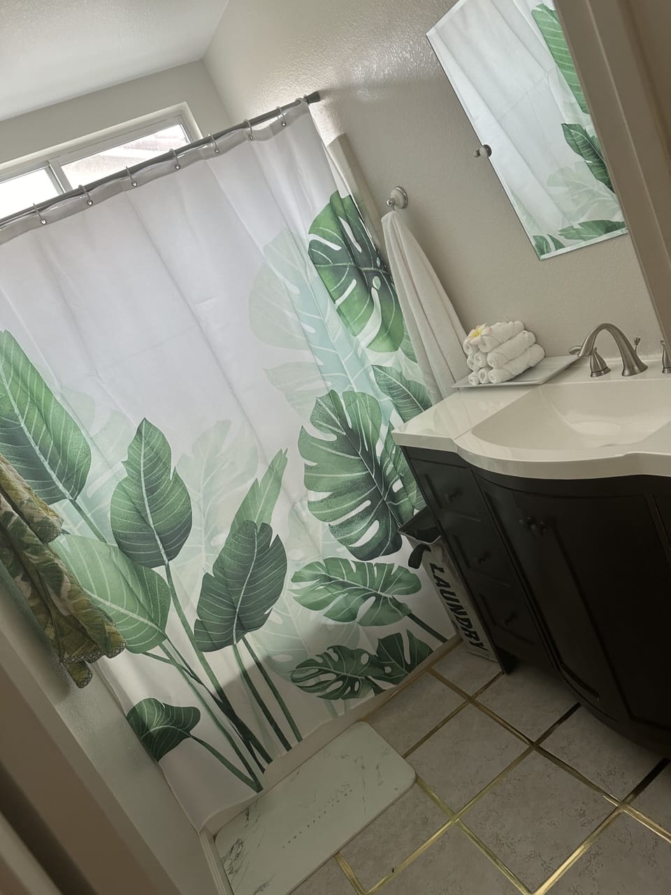 Combined shower/tub, hydromassage showerhead, free toiletries
