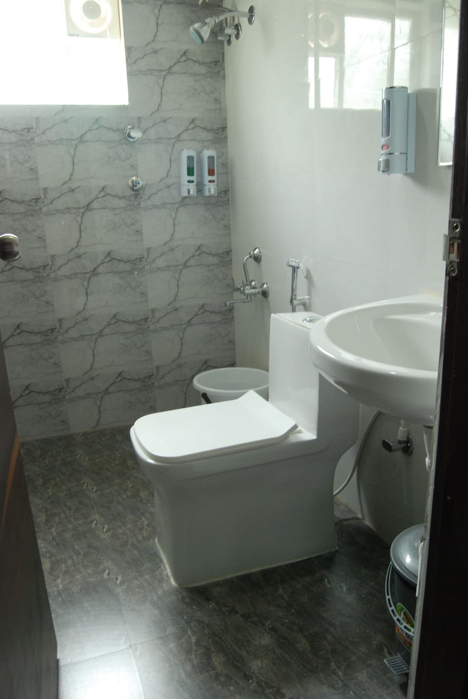 Deluxe Double Room | Bathroom | Shower, towels