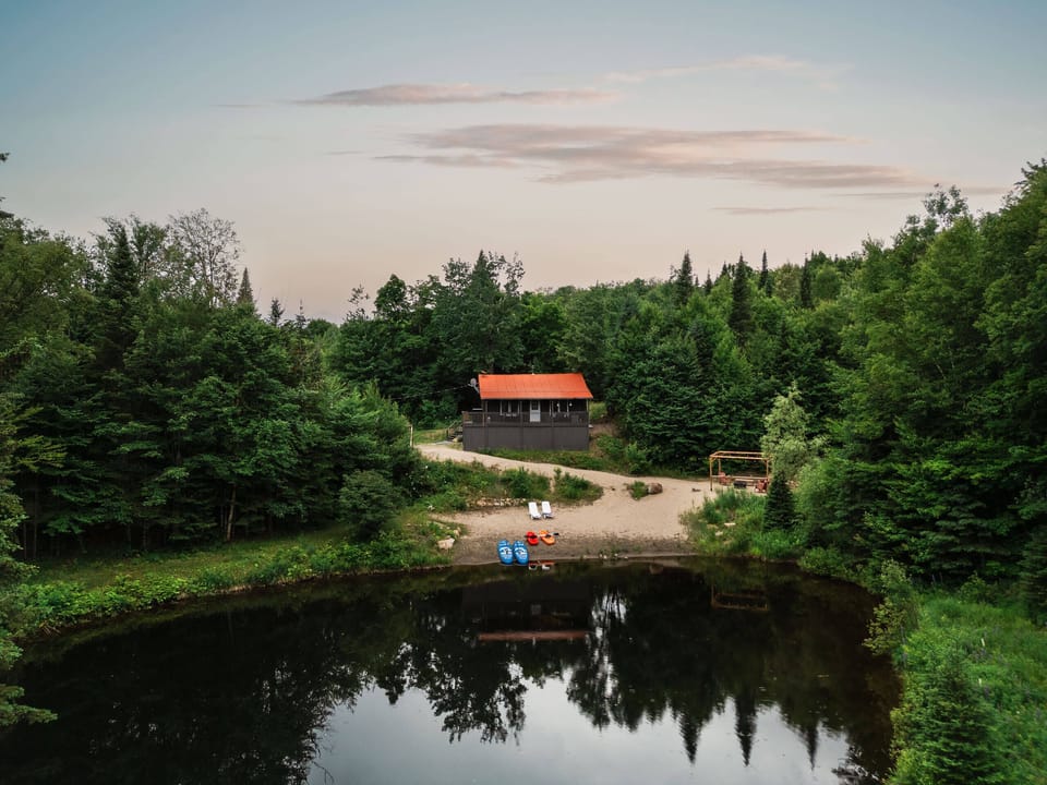 Enjoy your private lake for long fun summer day !