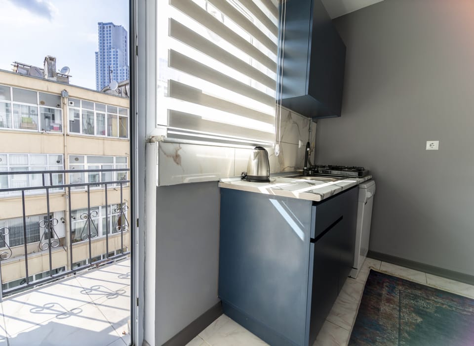 Family Suite with Balcony | Private kitchen | Paper towels