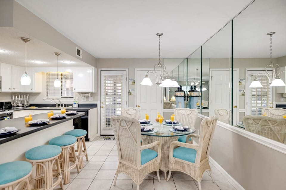 Dining Room Area seats 4 w/ additional space for 4 more at the bar.