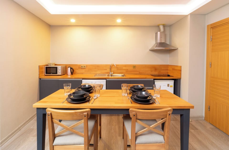 Deluxe Apartment, 1 Queen Bed with Sofa bed | Private kitchen | Fridge, microwave, cookware/dishes/utensils