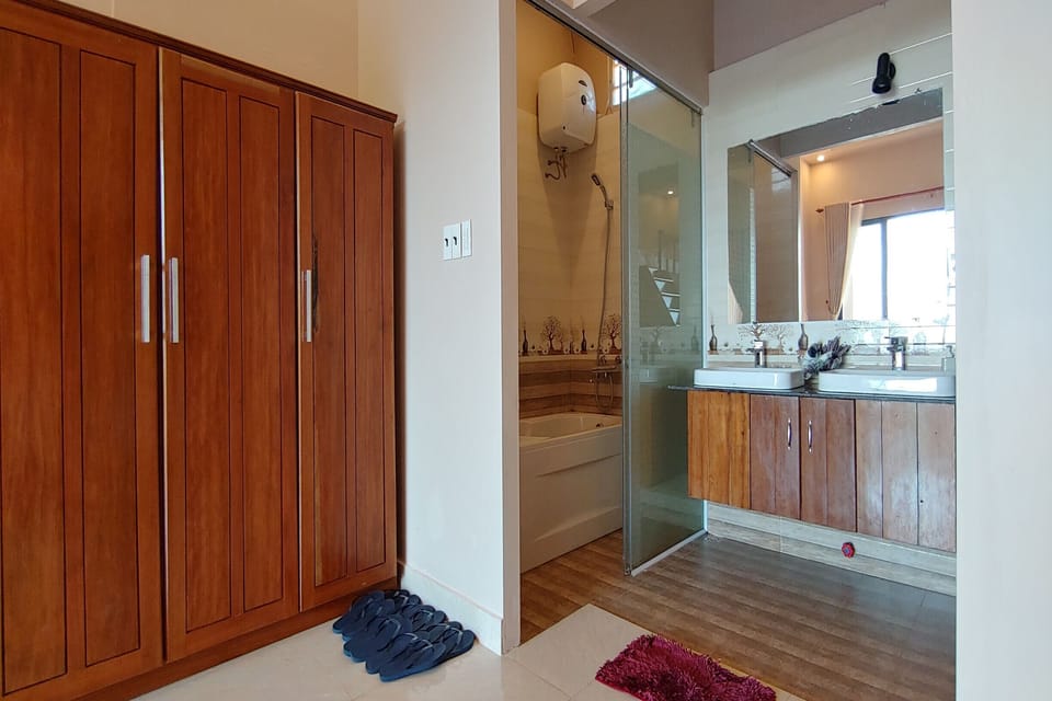 Family Room | Bathroom | Rainfall showerhead, hair dryer, slippers, towels