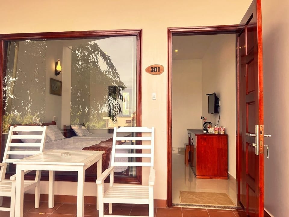 Deluxe Triple Room | Living area | 45-inch flat-screen TV with cable channels, TV