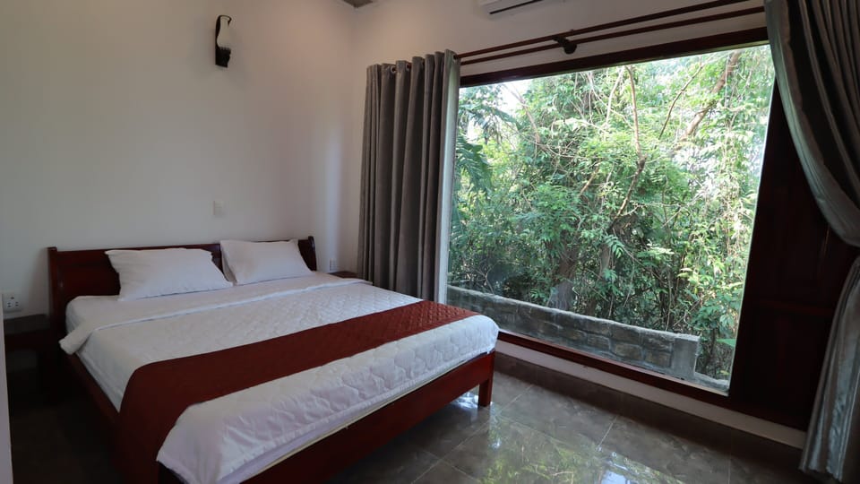 Deluxe Room | Hypo-allergenic bedding, desk, soundproofing, free WiFi