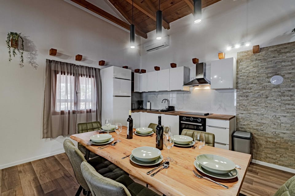 Villa (Three Bedroom Villa with Sea View) | Dining room