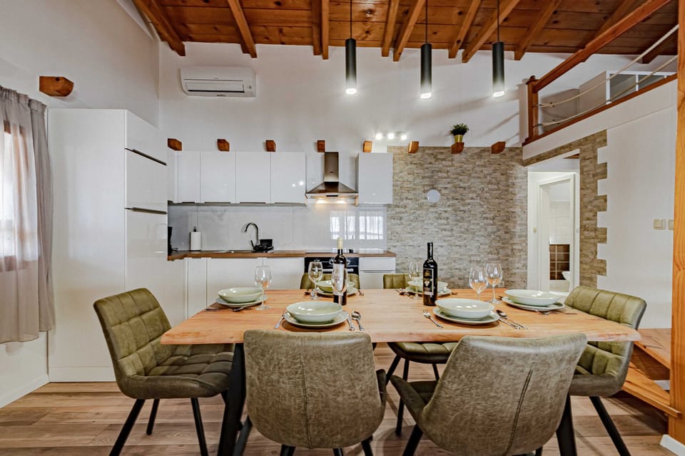 Villa (Three Bedroom Villa with Sea View) | Dining room