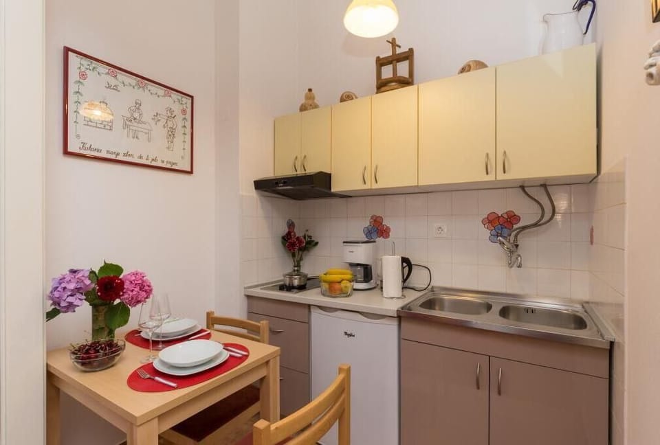 Studio (Studio Apartment) | Private kitchen | Fridge