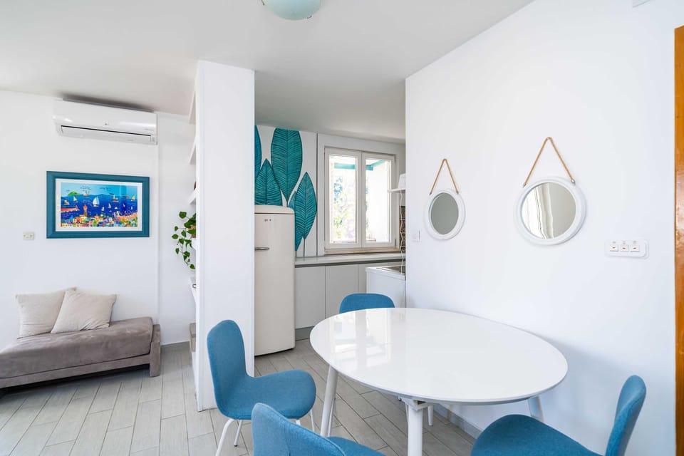 Apartment (One-Bedroom Apartment with Balcony an) | Dining room