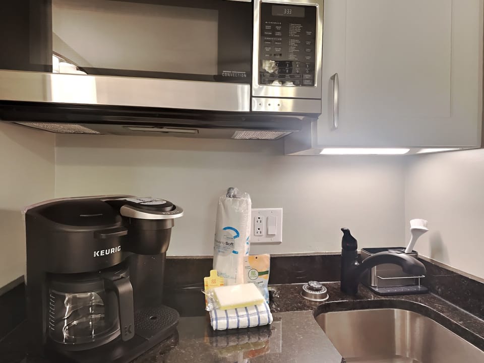 Condo, 1 King Bed, Kitchen | Private kitchen | Fridge, microwave, oven, stovetop
