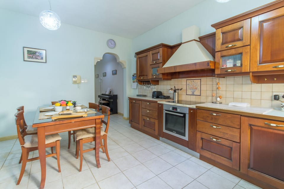 Family Townhome, 3 Bedrooms, 2 Bathrooms (Well Located Townhouse & Courtyard) | Private kitchen | Microwave, espresso maker, dining tables