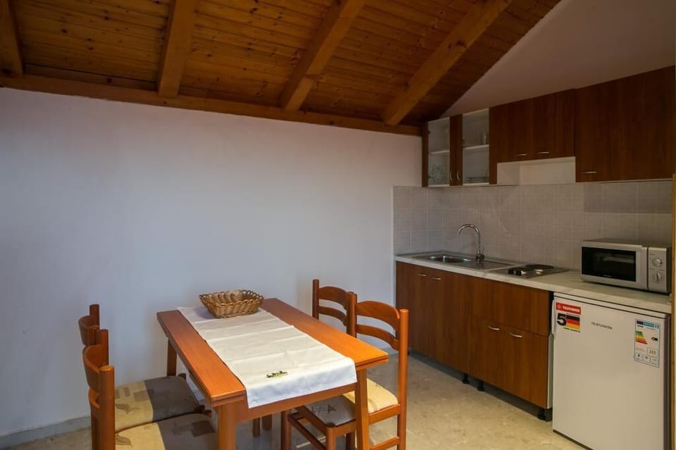 House (Six Bedroom Holiday Home with Terrace) | Dining room