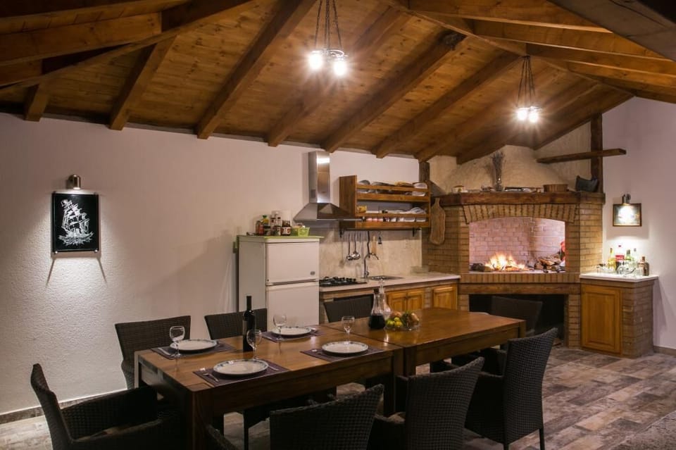 House (Six Bedroom Holiday Home with Terrace) | Dining room