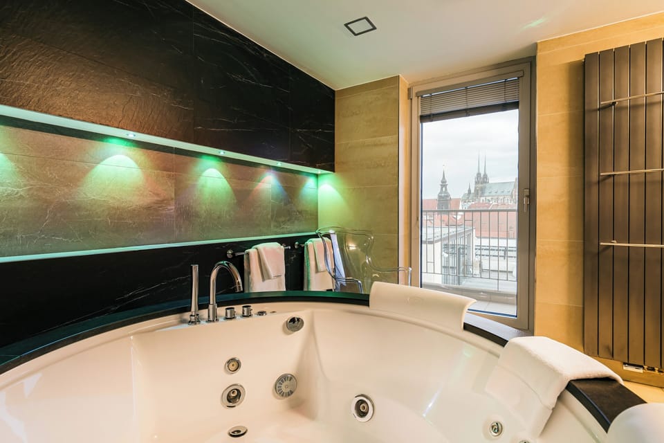 Executive Studio Suite | Private spa tub