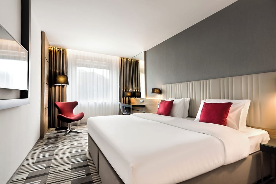 Business Double or Twin Room | Minibar, in-room safe, desk, laptop workspace