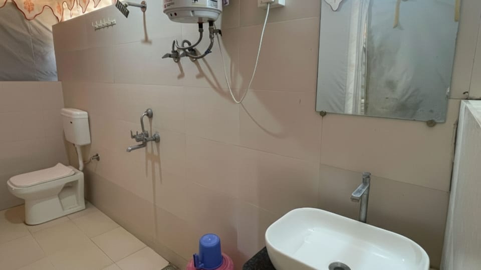 Royal Tent | Bathroom | Shower, rainfall showerhead, designer toiletries, towels