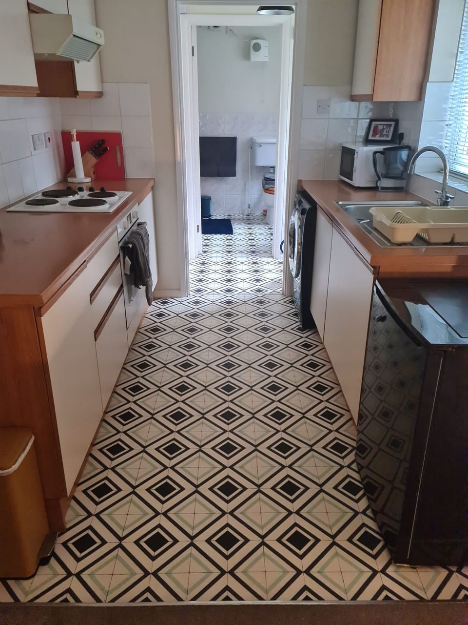 Fully equipped kitchen with oven, microwave, fridge and washing machine