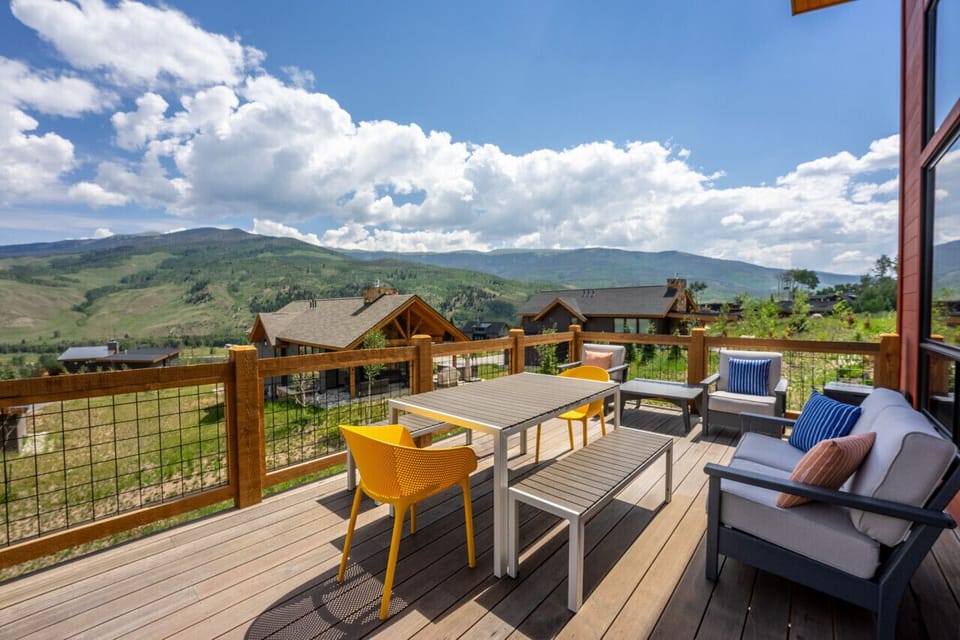 Private balcony #1 offering gorgeous mountain views!