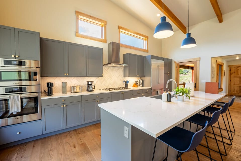 Full-size luxury kitchen with all the necessities!