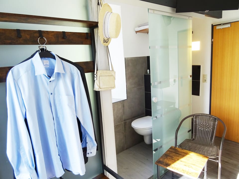 Comfort Single Room, 1 Large Twin Bed, Allergy Friendly, Lake View (Nr. 1107) | Bathroom | Combined shower/tub, eco-friendly toiletries, towels, soap