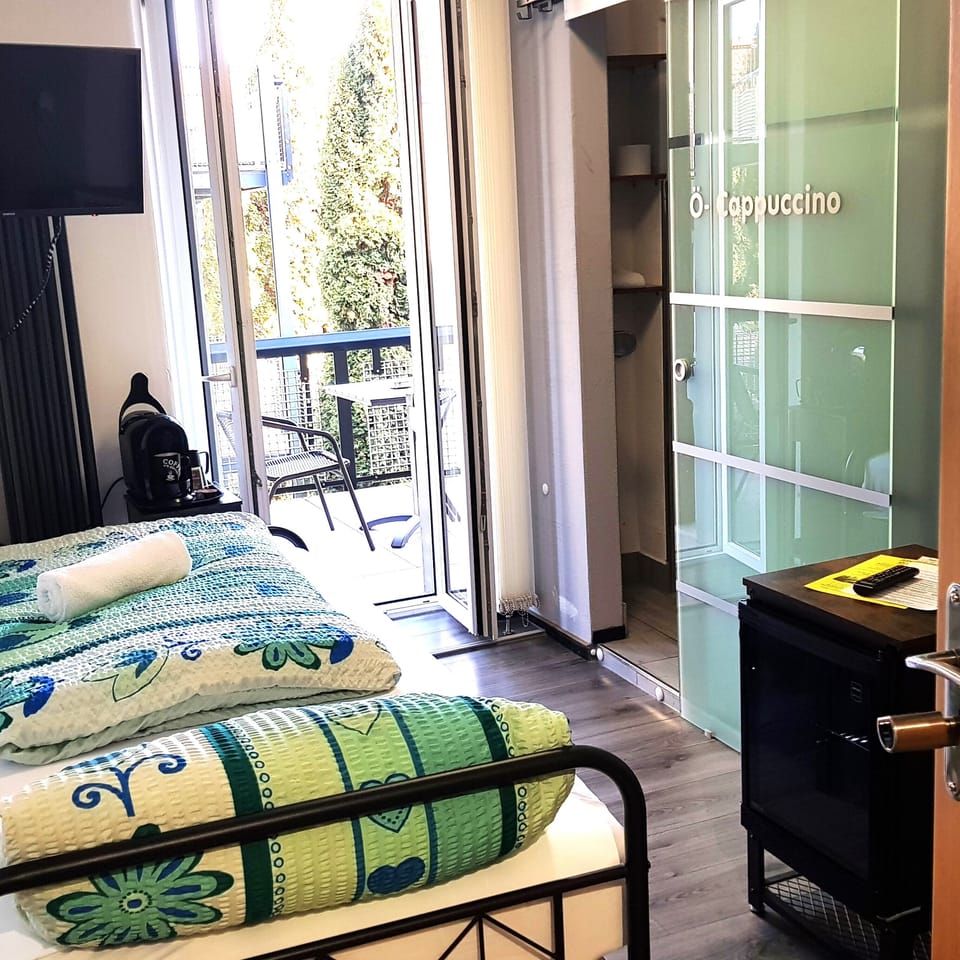 Deluxe Single Room, 1 Twin Bed, Balcony, Courtyard View (Nr. 1104) | Premium bedding, minibar, individually decorated, individually furnished
