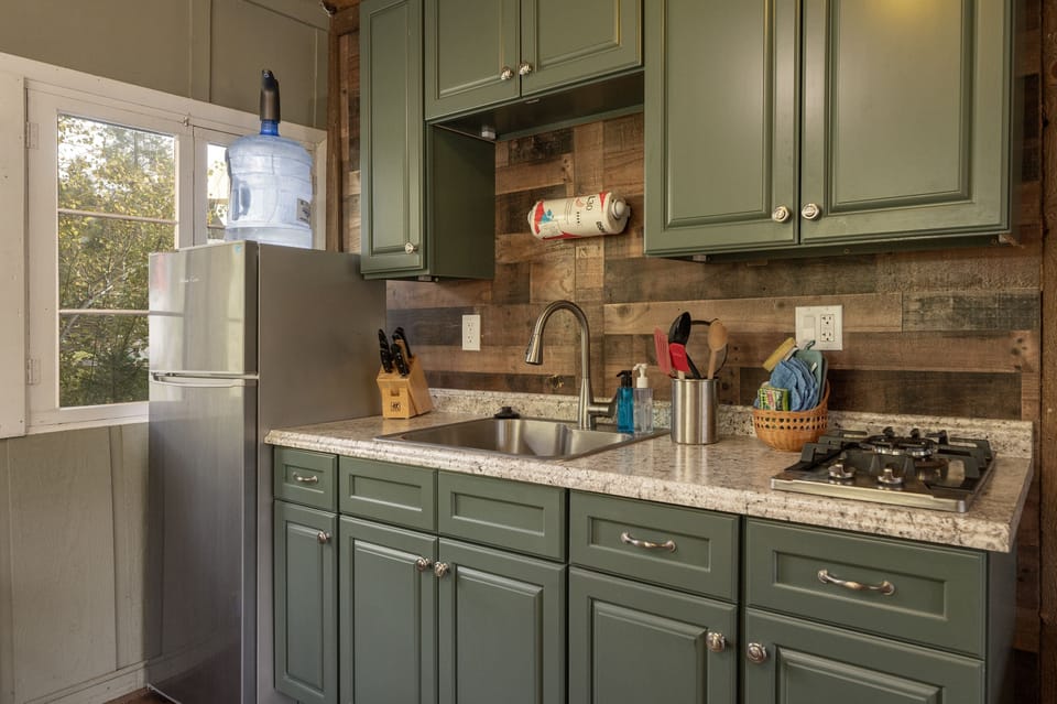 Cabin, Multiple Beds, Non Smoking, Mountain View | Private kitchen | Dining tables