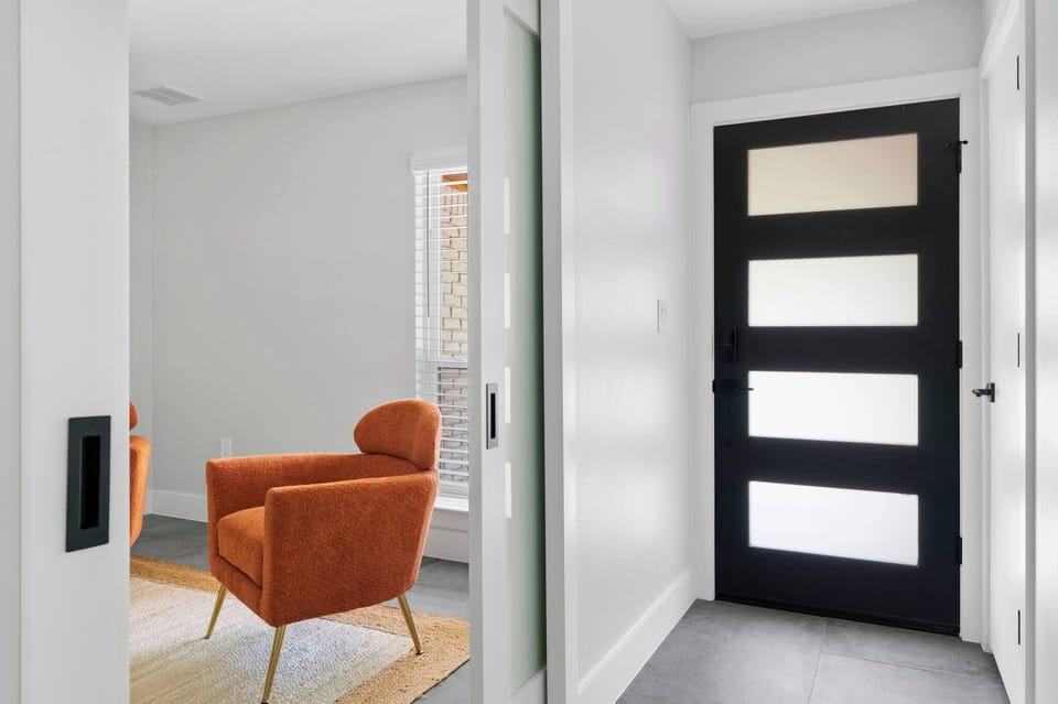 Welcoming entry with direct access to the private office, where guests or colleagues can sit comfortably during visits