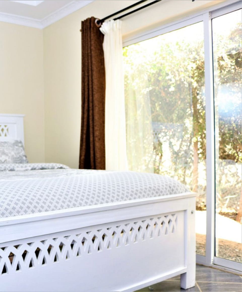 Deluxe Double Room | Individually decorated, individually furnished, desk, iron/ironing board