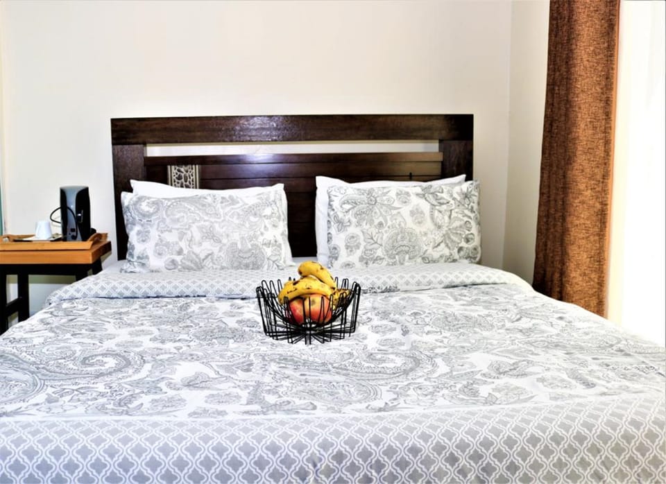 Deluxe Double Room | Individually decorated, individually furnished, desk, iron/ironing board
