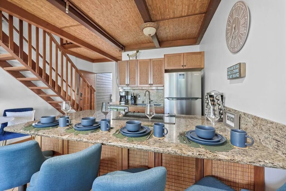 Dining space enough for 6 people