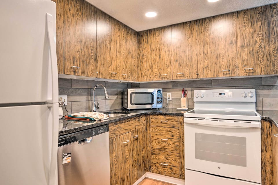 Kitchen | Main Level | Cooking Basics | Keurig Coffee Maker (Pods Included)